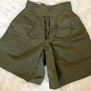 Vintage army green high waisted baggy shorts w pleats, XS
